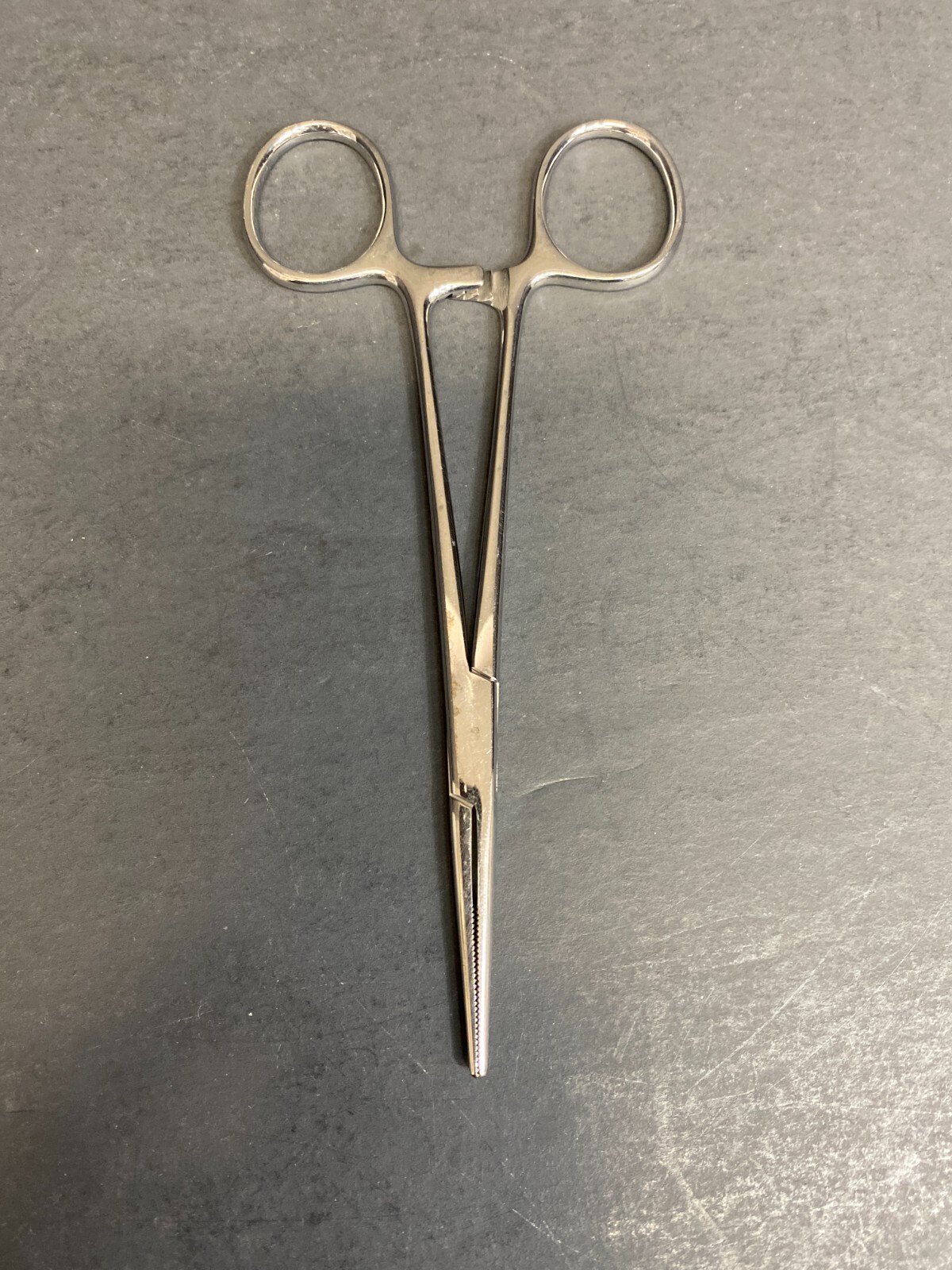 Roboz RS-7130 Kelly Forceps 5.5 in. Straight 1.5 mm Tips 23 mm Jaw Length