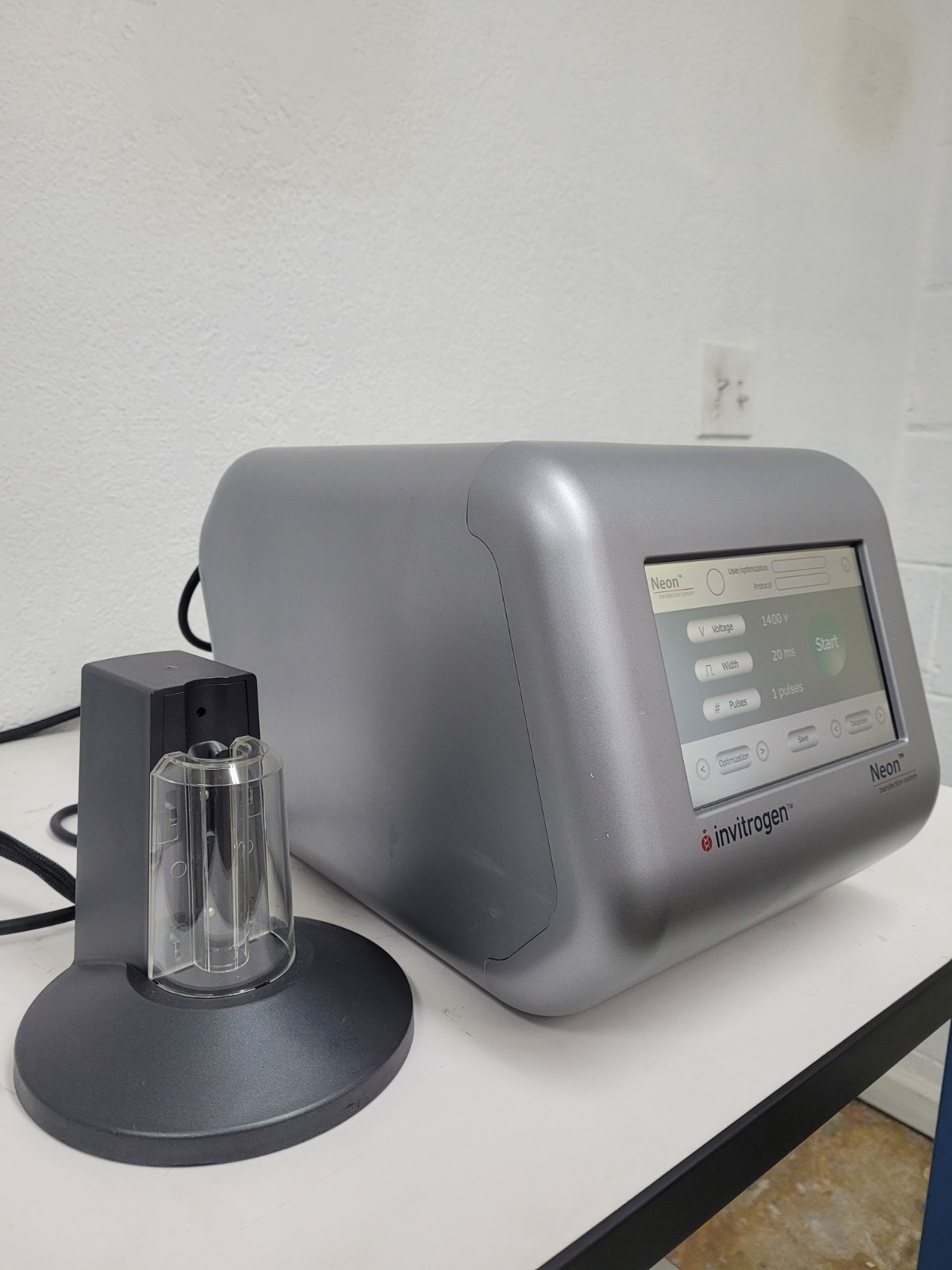 Invitrogen Neon Transfection System with Pipette Station MPK5000