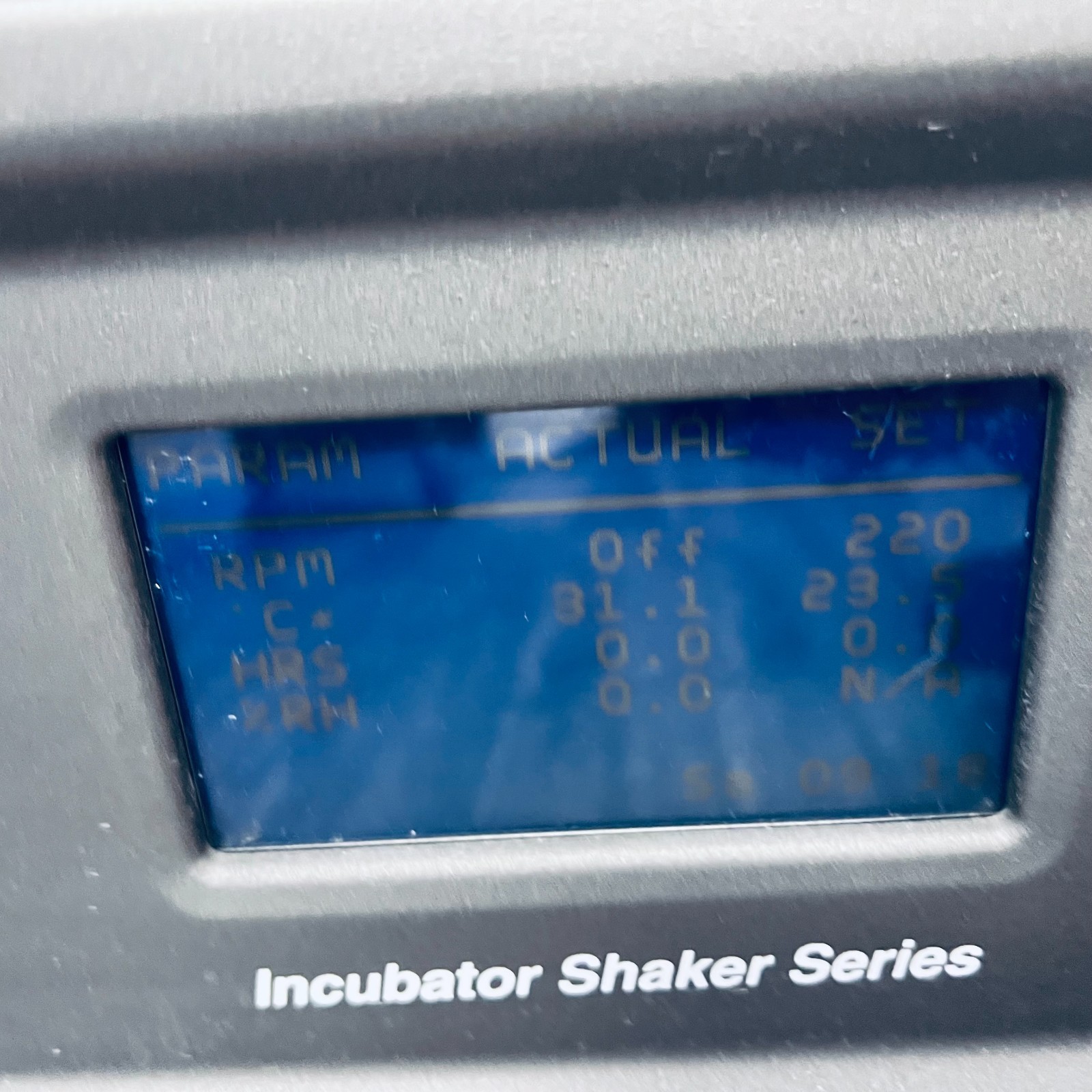 New Brunswick Scientific Innova 40 Incubator Temperature Shaker M1299-0000