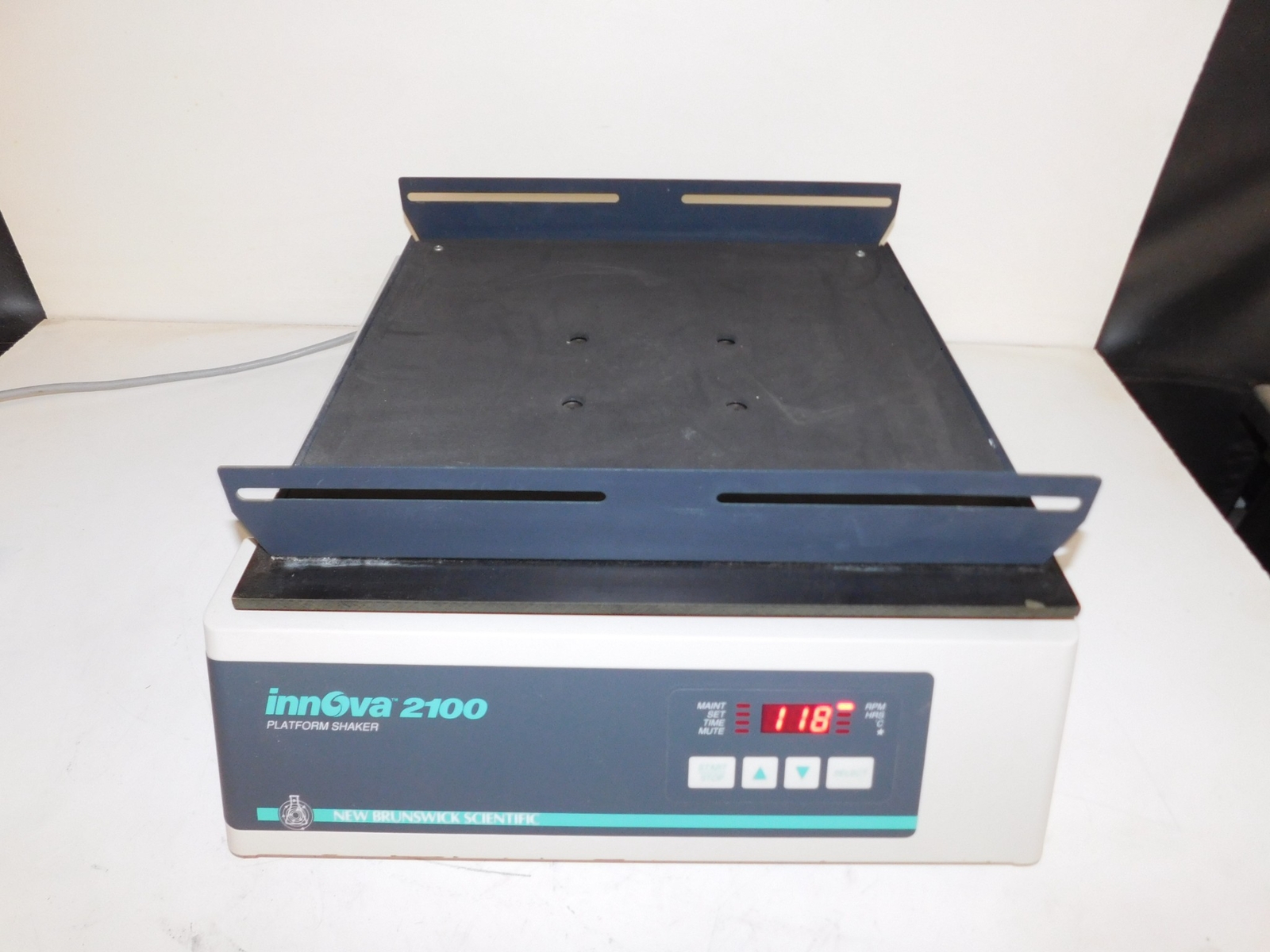NEW BRUNSWICK SCIENTIFIC INNOVA 2100 PLATFORM SHAKER (FSY62)