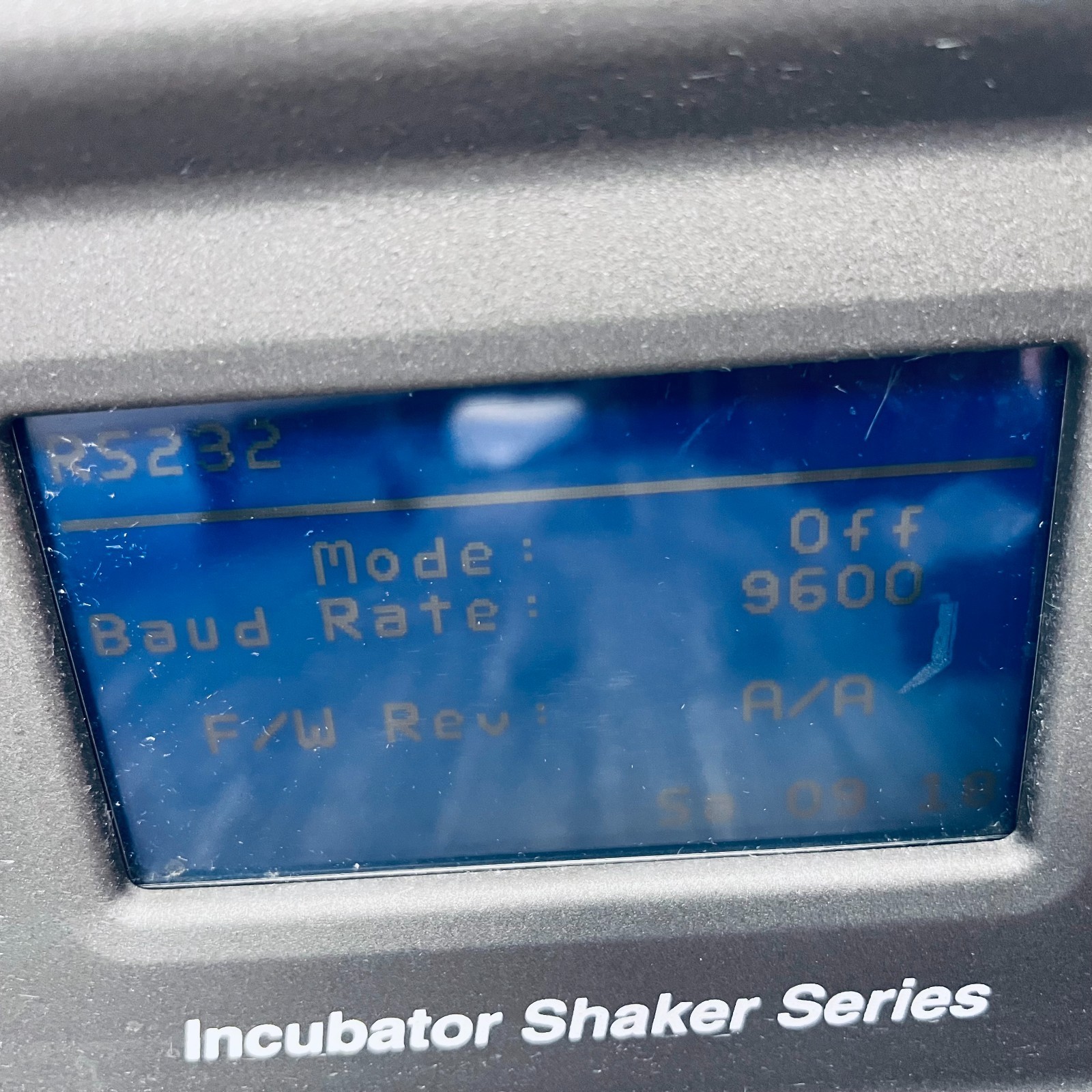 New Brunswick Scientific Innova 40 Incubator Temperature Shaker M1299-0000