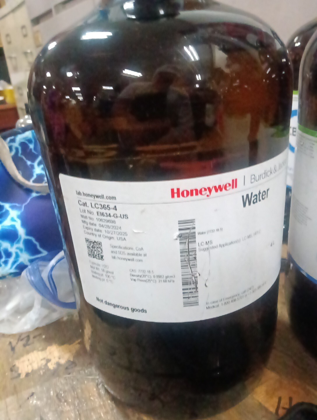 Water Cat. 365-4 7732-18-5 4 Liter Honeywell Burdick & Jackson (1-Pack). 7000