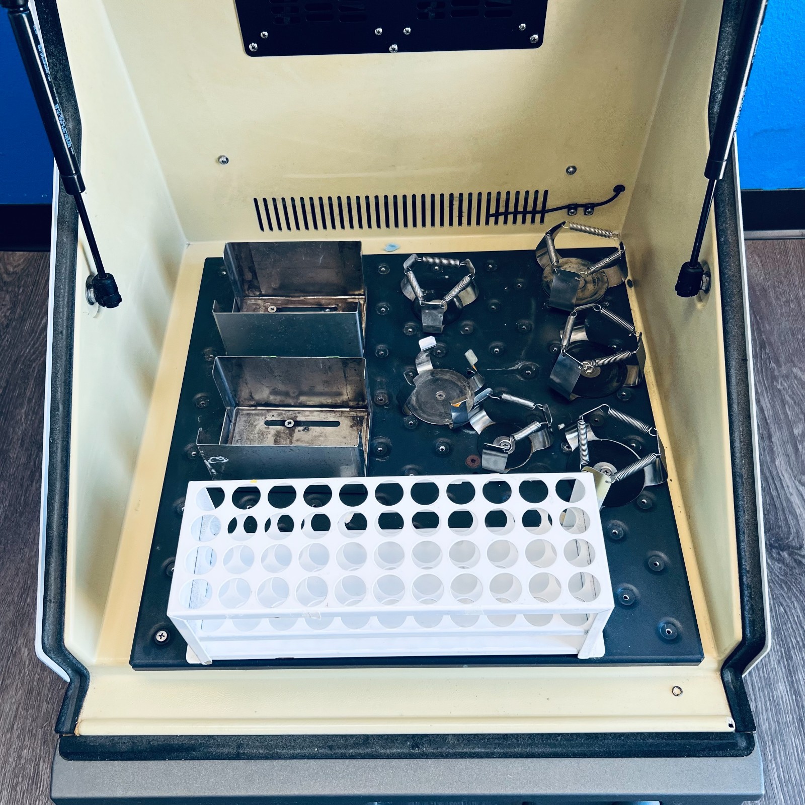 New Brunswick Scientific Innova 40 Incubator Temperature Shaker M1299-0000