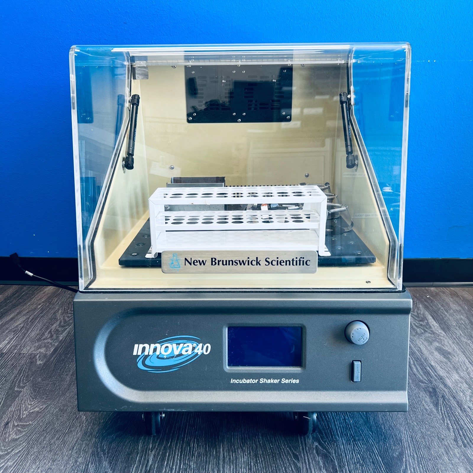 New Brunswick Scientific Innova 40 Incubator Temperature Shaker M1299-0000