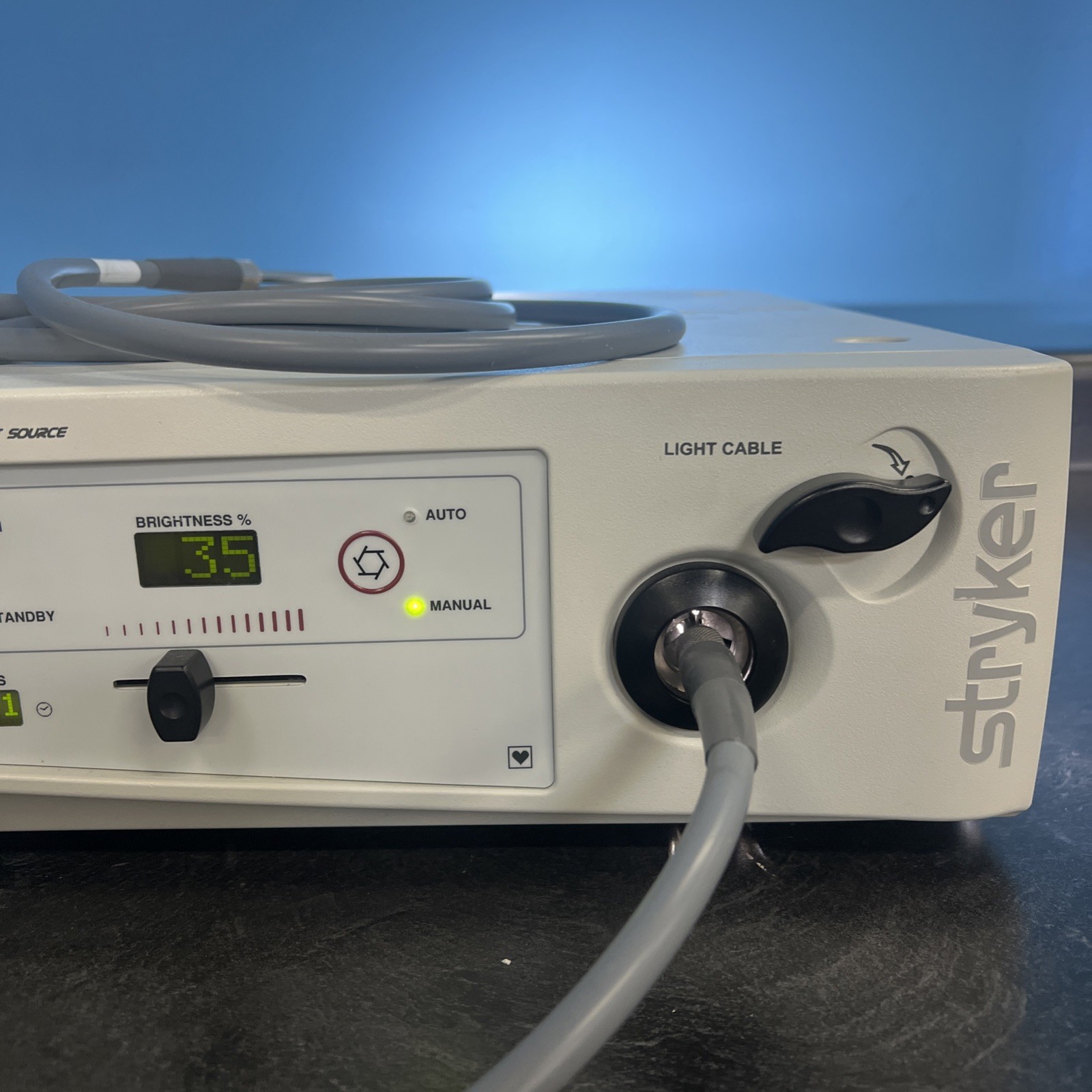 Stryker X7000 Xenon Light Source with light cable Please See Description