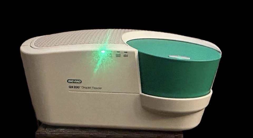 BIO RAD QX 200 Droplet Reader . .