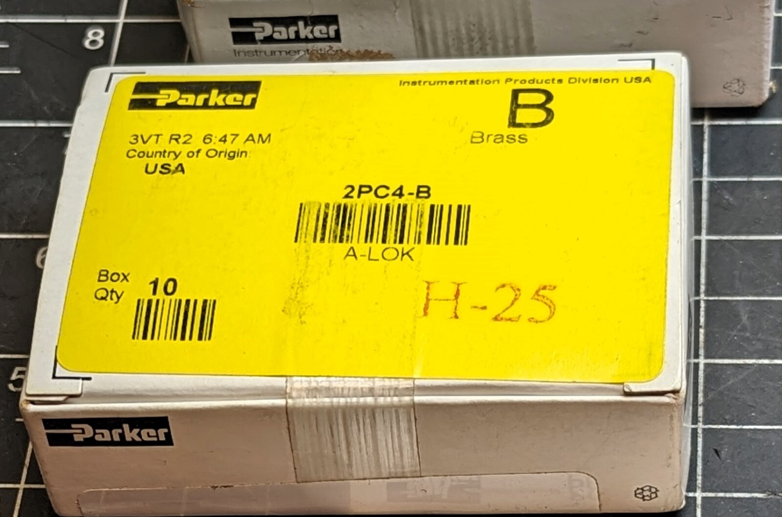 BOX (10) 1/8”-1/4” A-Lok Instrumentation Tube Port Connector Parker 2PC4-B [B6BY