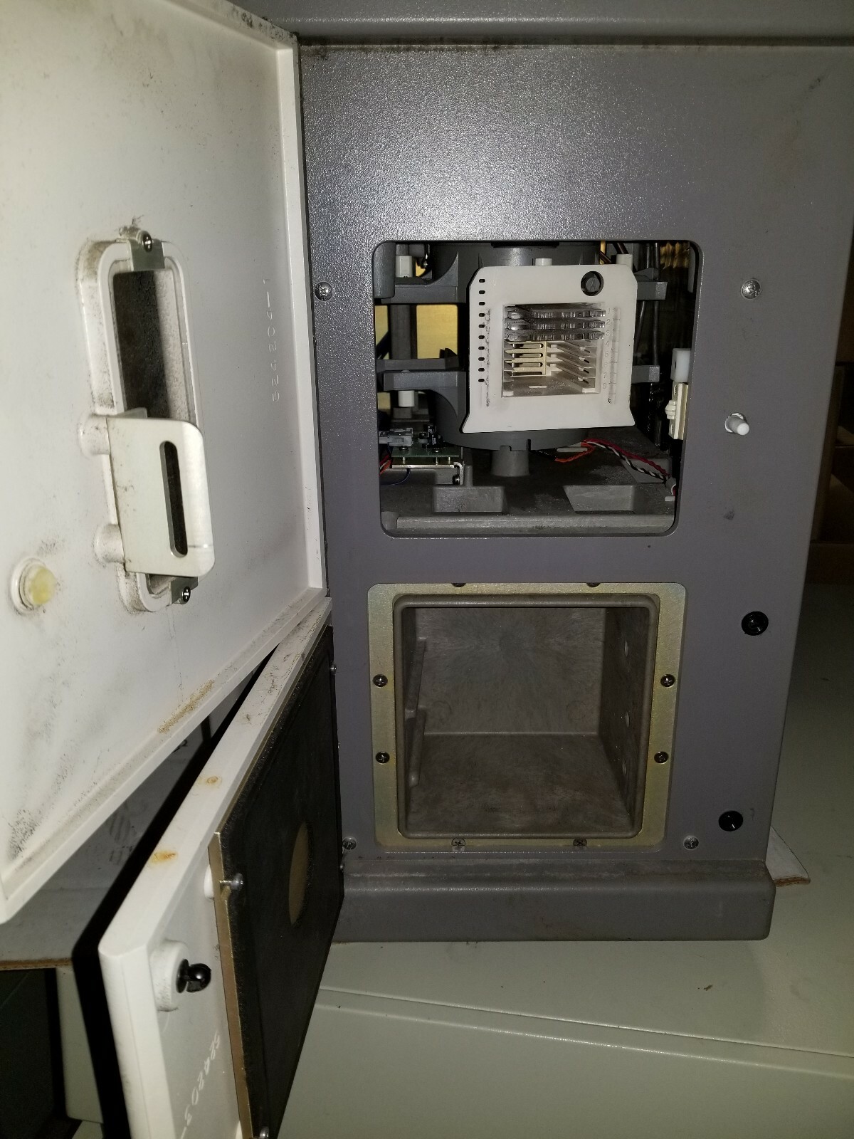 Vitek 32 BioMerieux Bacterial Identification Analyzer System