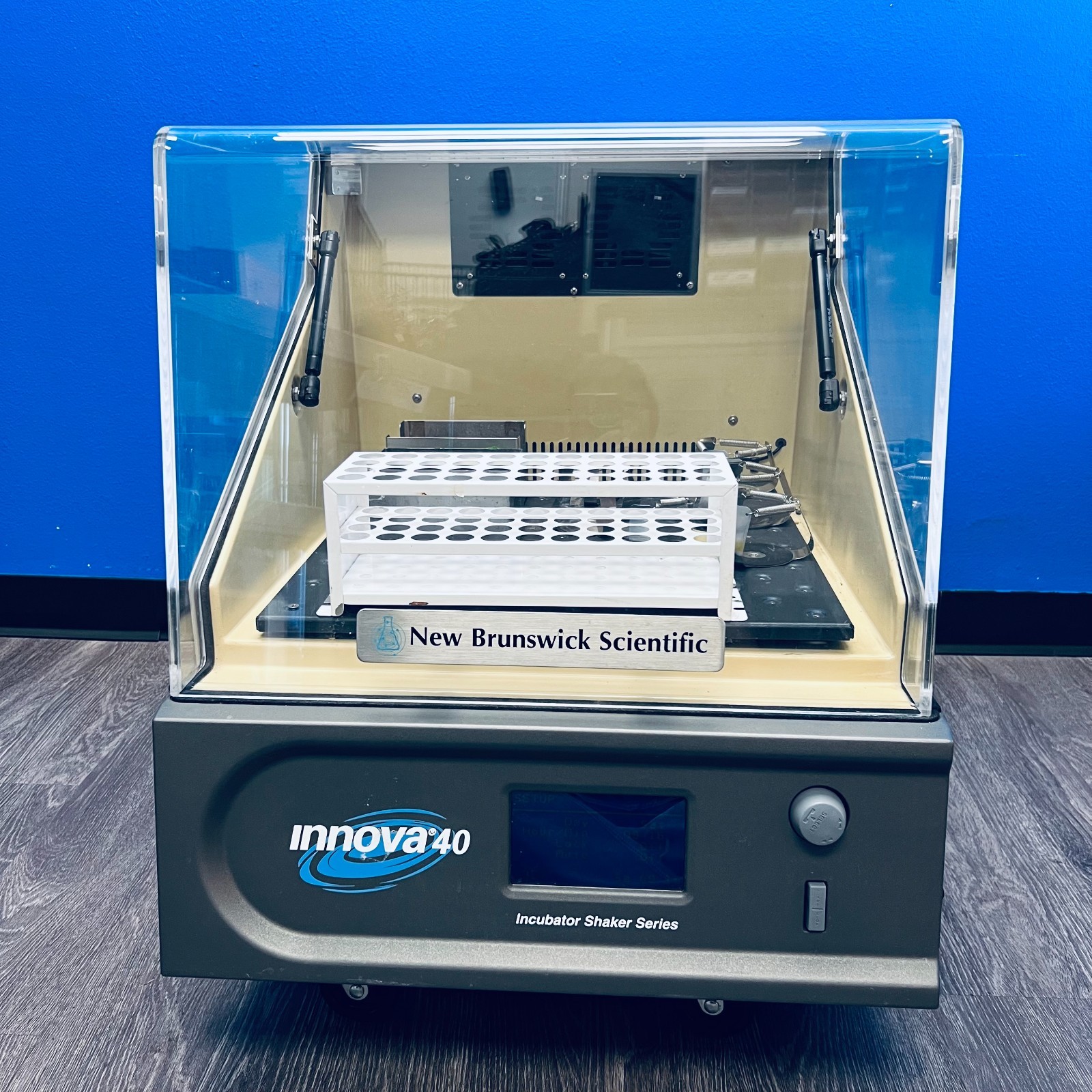 New Brunswick Scientific Innova 40 Incubator Temperature Shaker M1299-0000