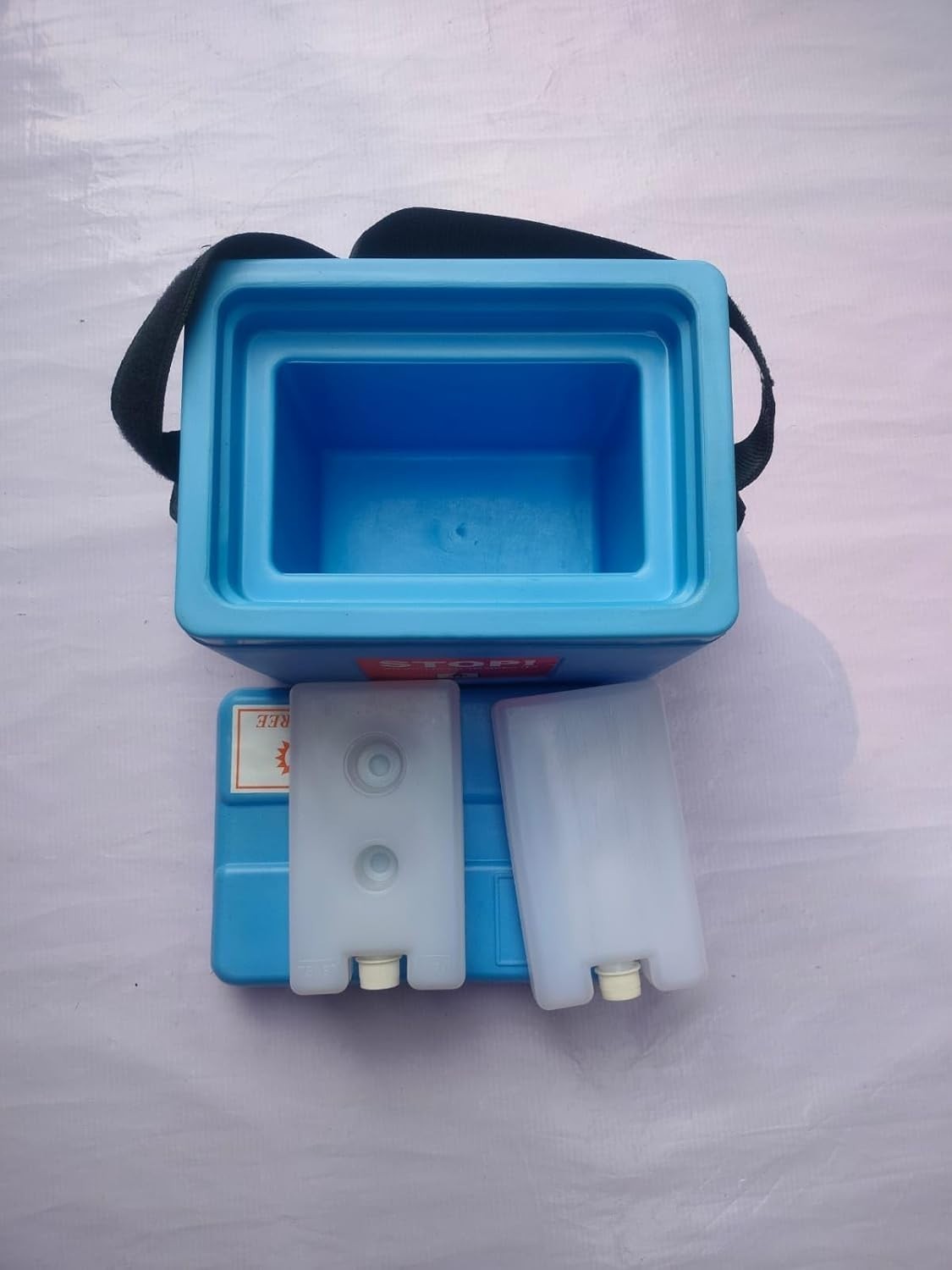 L Small Vaccine Carrier (0.80) with 2 Ice Packs CFC Resistant Polyurethane