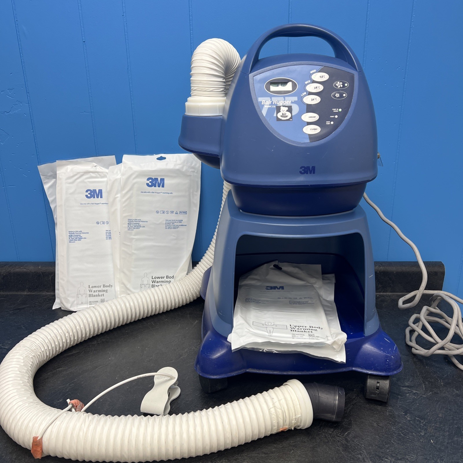 3M Bair Hugger Model 775 Patient Warming Unit w Hose,rolling Cart And 6 Blankets