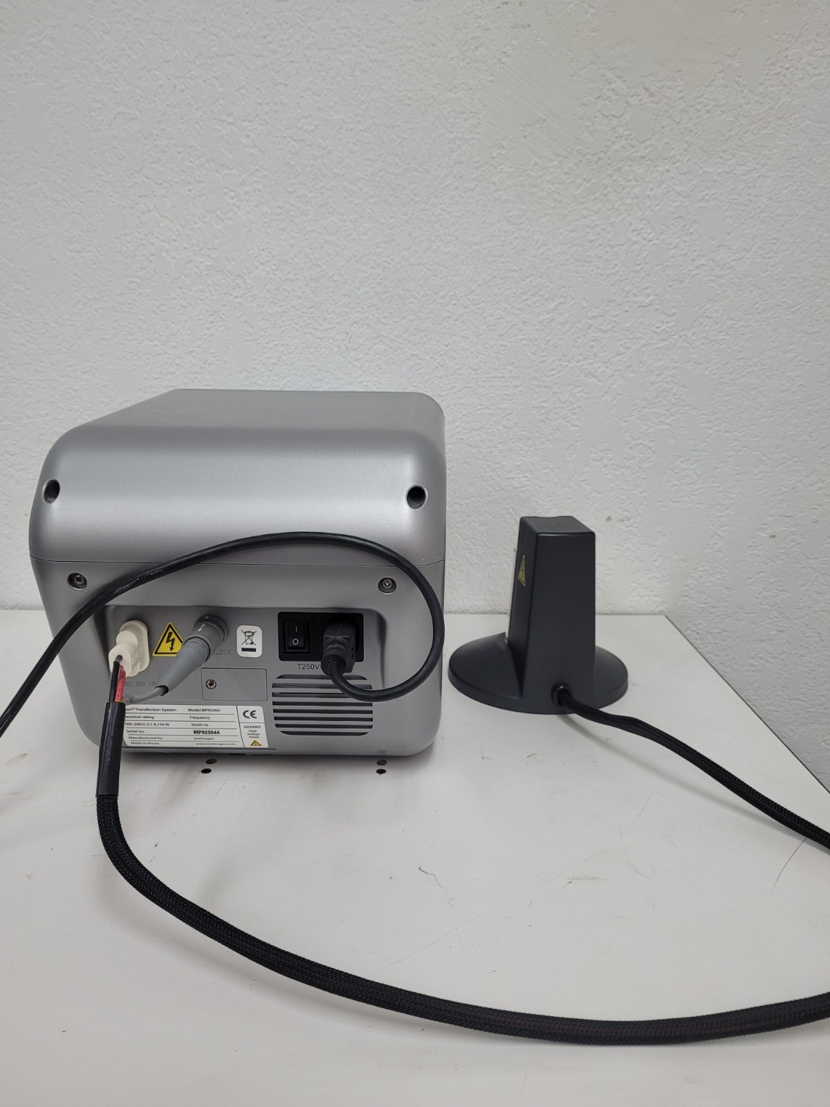 Invitrogen Neon Transfection System with Pipette Station MPK5000
