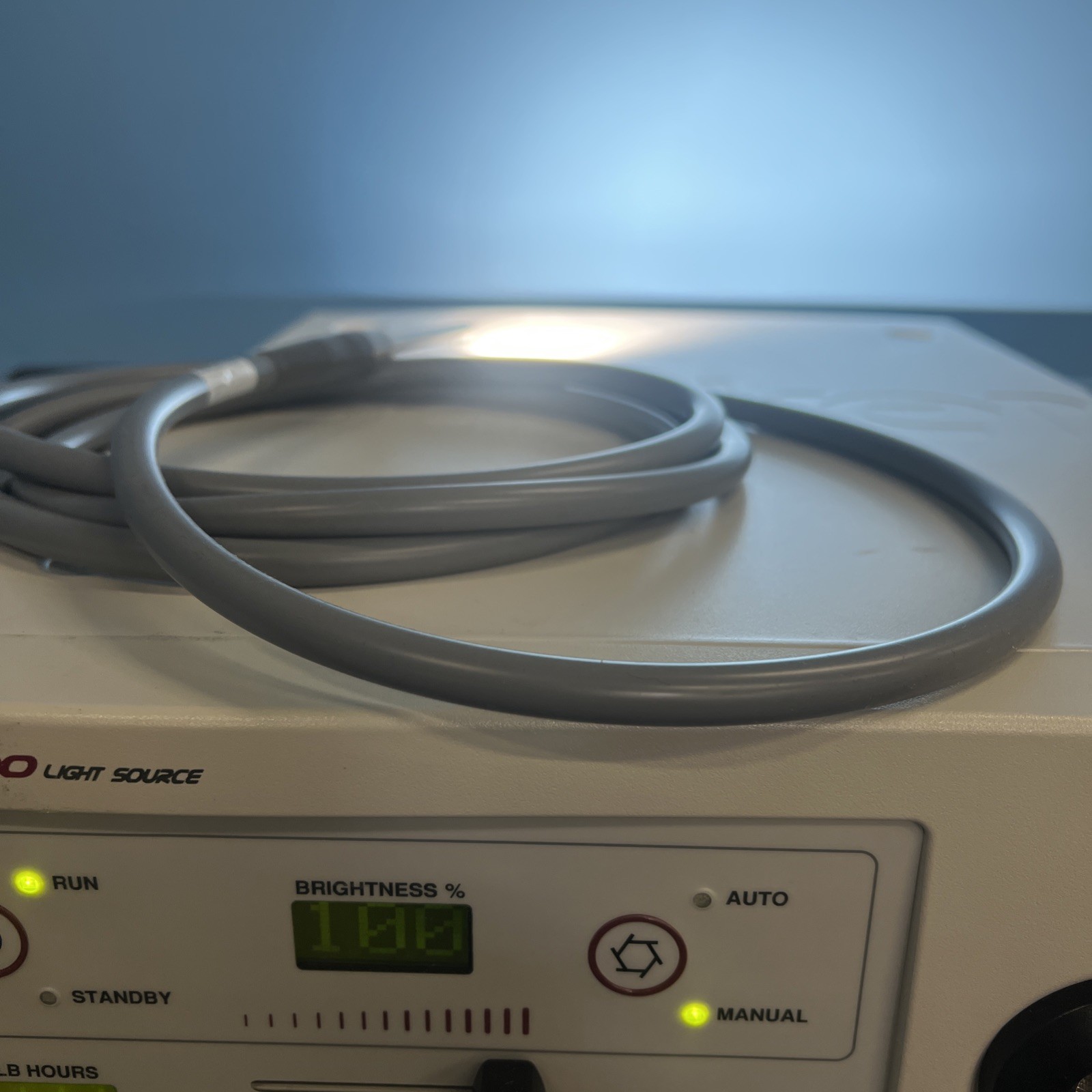 Stryker X7000 Xenon Light Source with light cable Please See Description