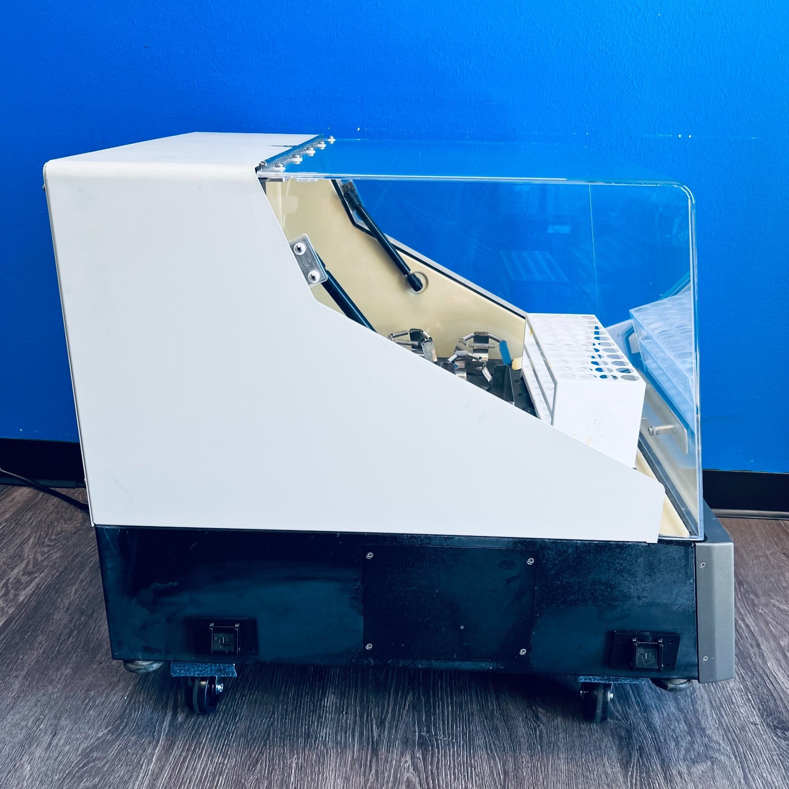 New Brunswick Scientific Innova 40 Incubator Temperature Shaker M1299-0000