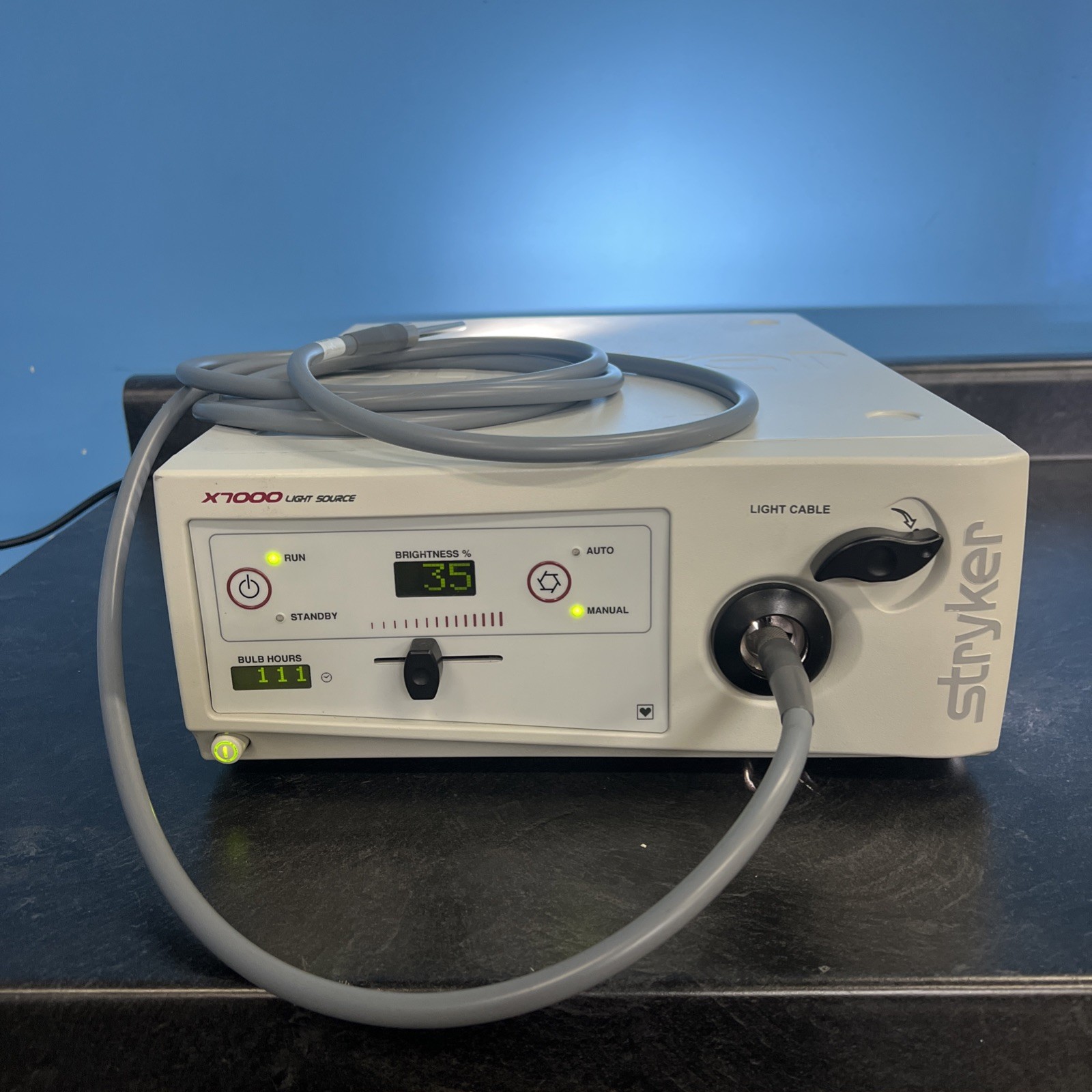 Stryker X7000 Xenon Light Source with light cable Please See Description