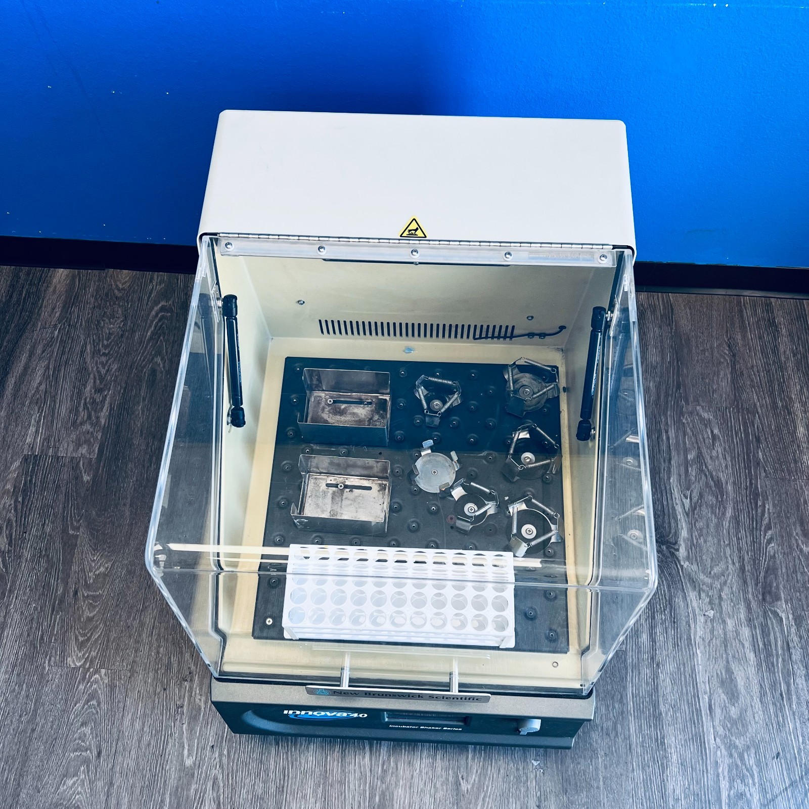 New Brunswick Scientific Innova 40 Incubator Temperature Shaker M1299-0000