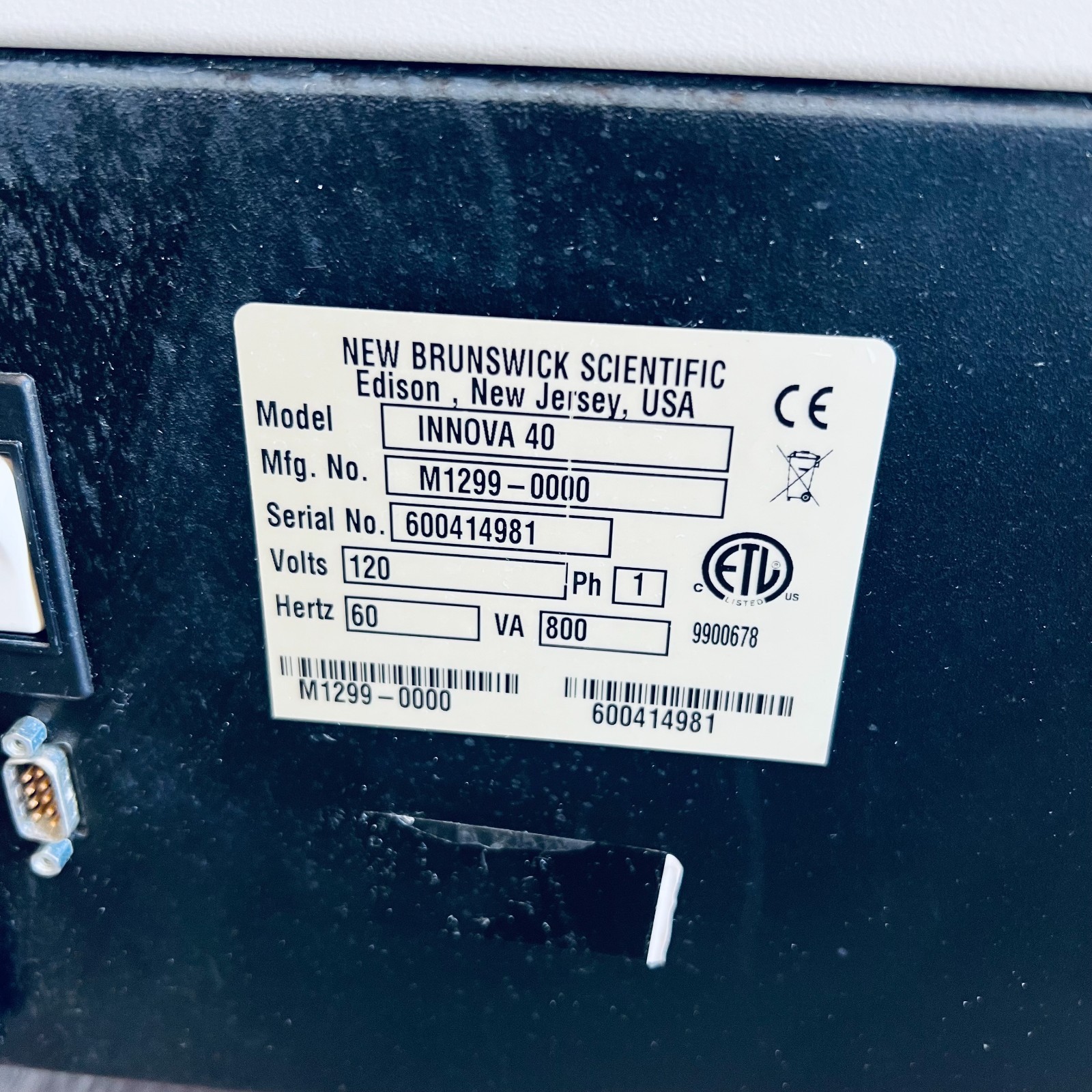 New Brunswick Scientific Innova 40 Incubator Temperature Shaker M1299-0000