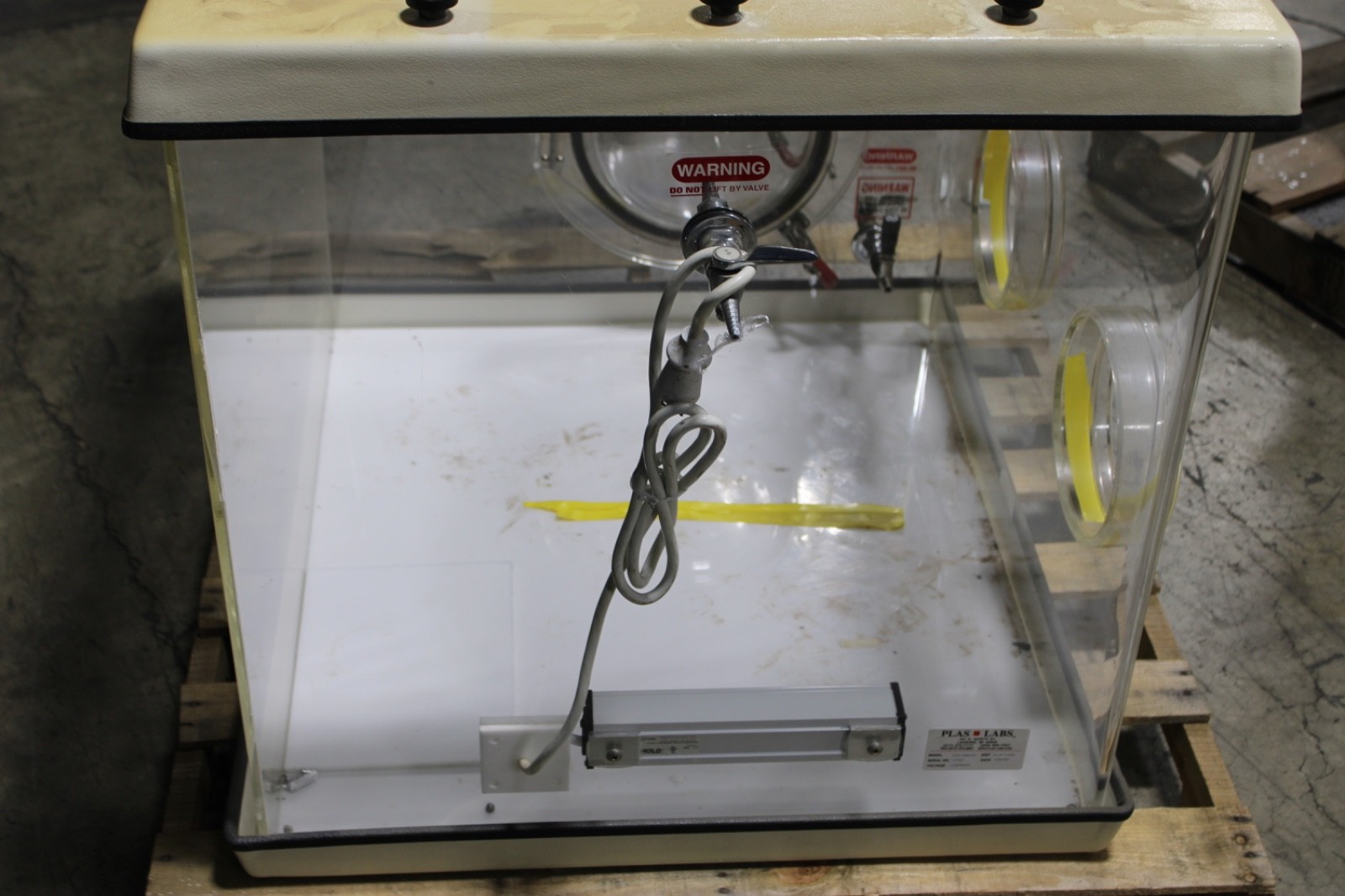 Plaslabs Glove Box 830-ABB/SP 110V
