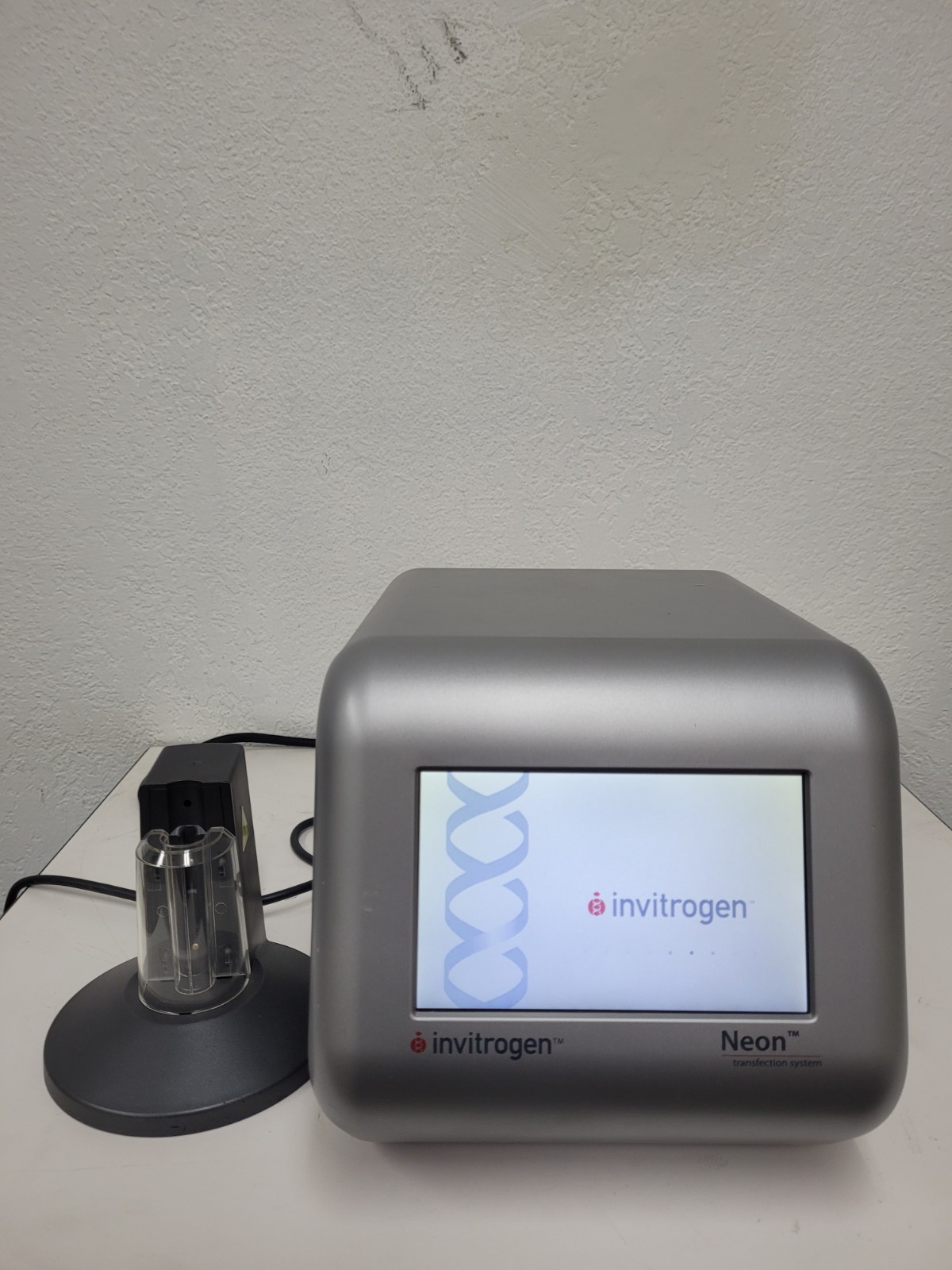 Invitrogen Neon Transfection System with Pipette Station MPK5000